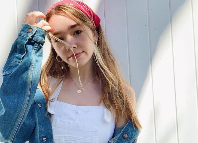 Holly Taylor Bio, Age, Net Worth, Height, Weight, Career, Boyfriend, Family